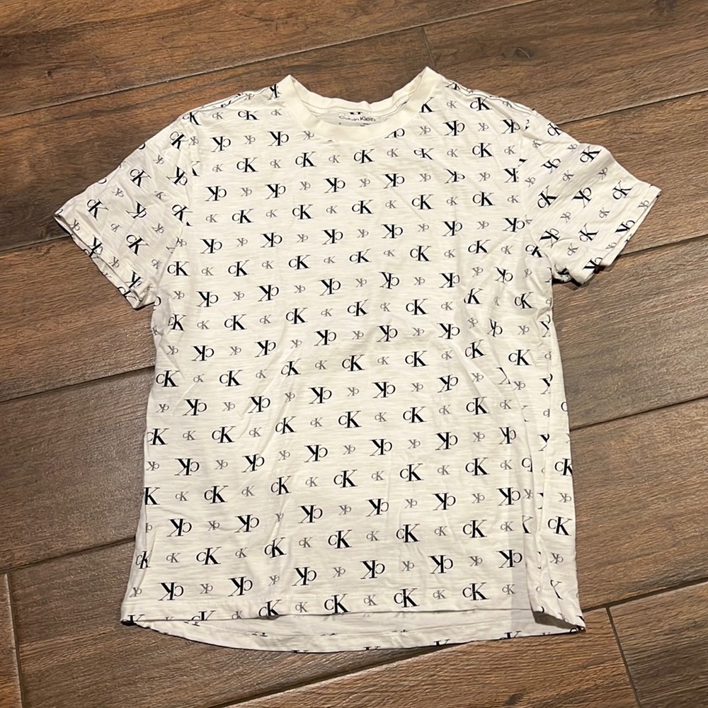 Calvin Klein boys medium T-shirt